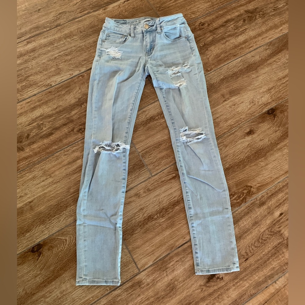American Eagle - Super stretch skinny jeans in distressed light wash - size 0